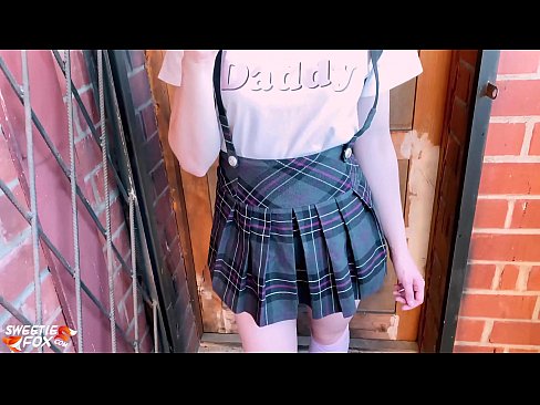 ❤️ A menina da escola chupa profundamente a piça e fode em vez de aulas. Sexo superior em nós ﹏