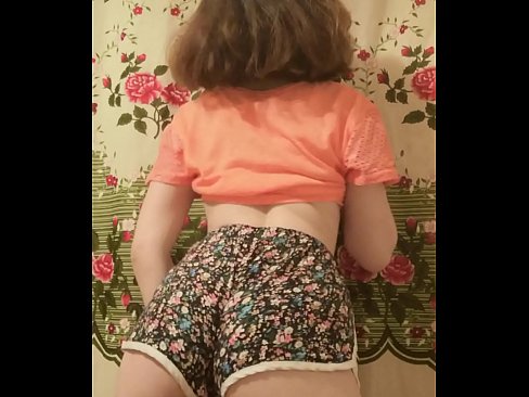 ❤️ Garota jovem e sexy tirando seus shorts da câmera Sexo superior em nós ﹏