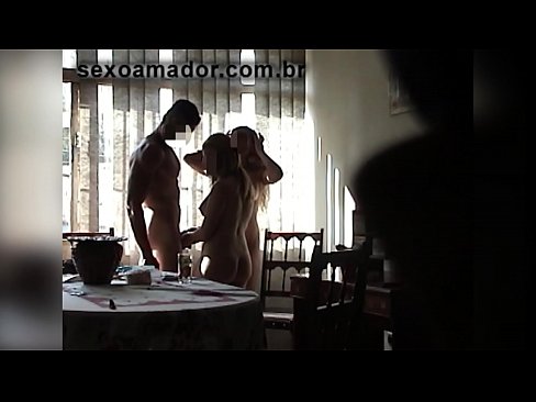 ❤️ Amigos sexuais convidam um homem gigante e uma ménage à trois com ele Sexo superior em nós ﹏