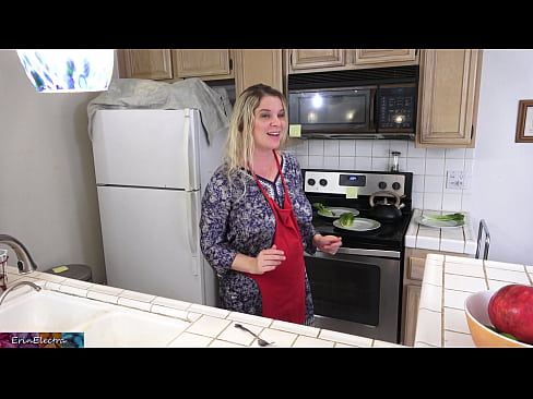 ❤️ A madrasta o ordenha na cozinha antes de sua data Sexo superior em nós ﹏