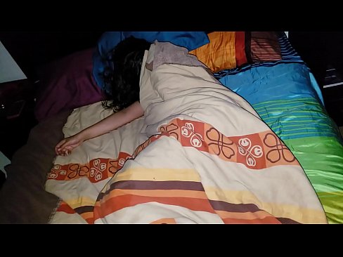 ❤️ Stepson berating sua jovem madrasta enquanto ela dorme. Sexo superior em nós ﹏