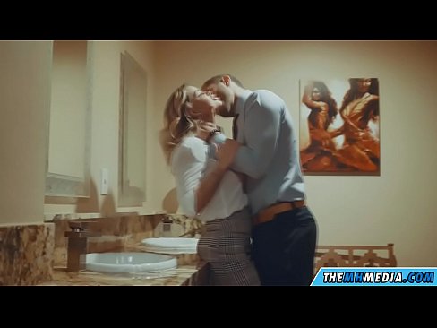 ❤️ Quando uma loira peituda o seduz em um banheiro público Sexo superior em nós ﹏